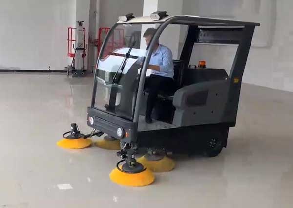 電動(dòng)掃地車廠家哪家好？?jī)r(jià)格怎么樣